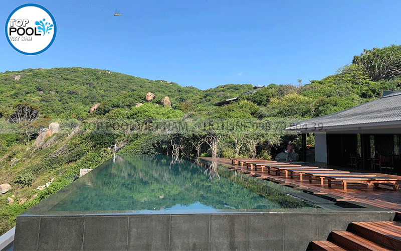 bể bơi vô cực đẹp ốp đá tự nhiên