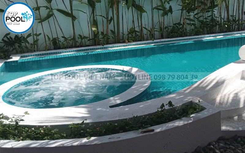 bể sục gia đình trong sân vườn