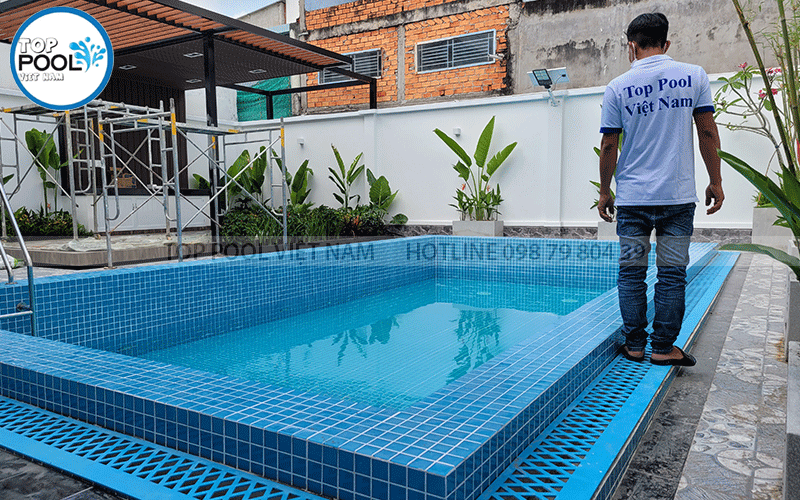 hình ảnh kiểm tra nước hồ bơi