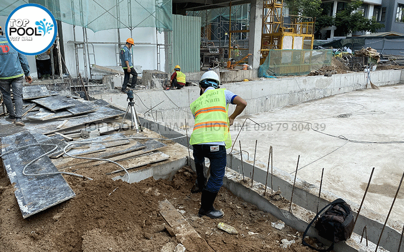 đào đất lắp đặt đường ống hồ bơi