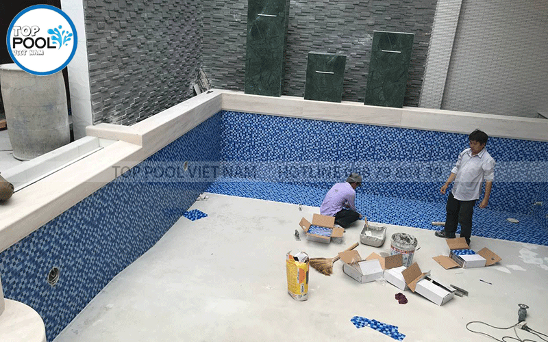 dán gạch bể bơi gia đình đẹp