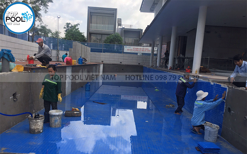 dán gạch mosaic hồ bơi