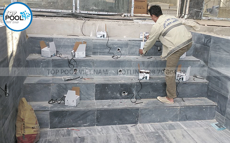 lắp đặt đèn hồ bơi emaux