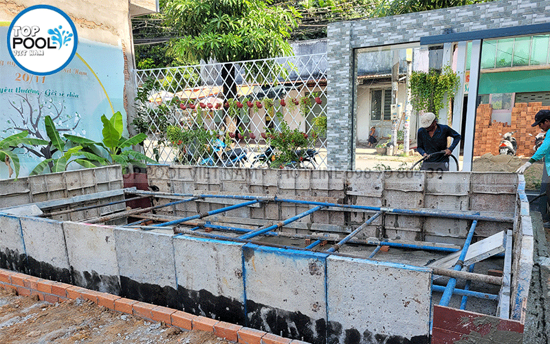đổ bê tông hồ bơi mini