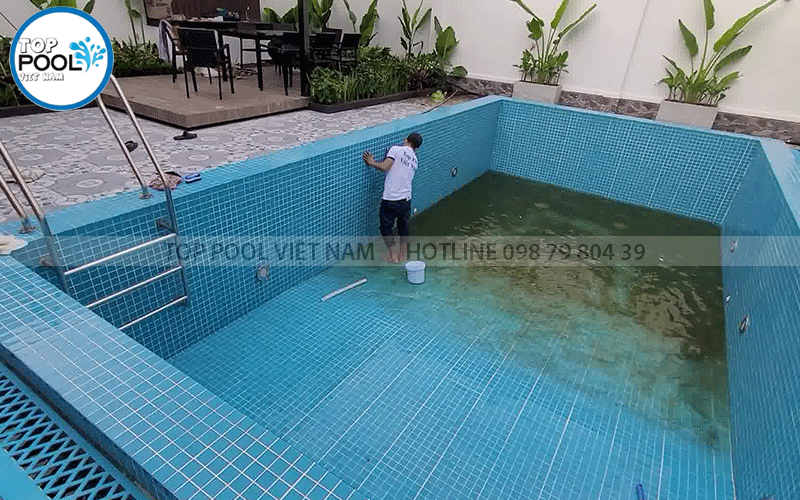 hình ảnh vệ sinh chà rửa hồ bơi