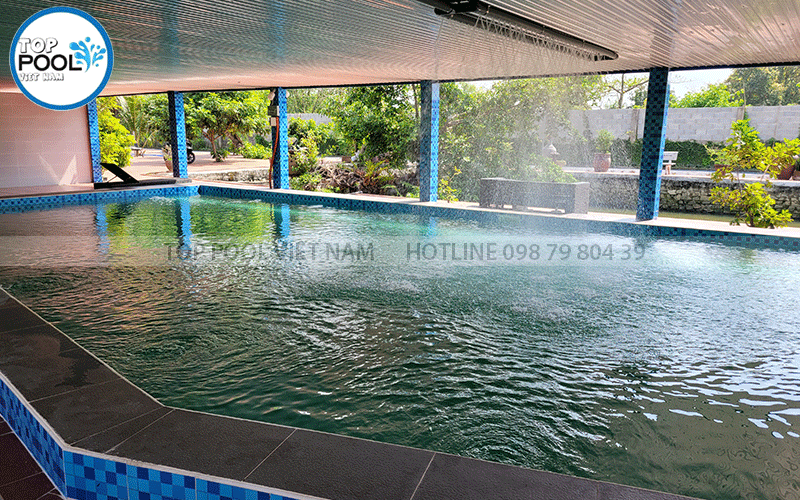 hồ bơi trong nhà có thác nước