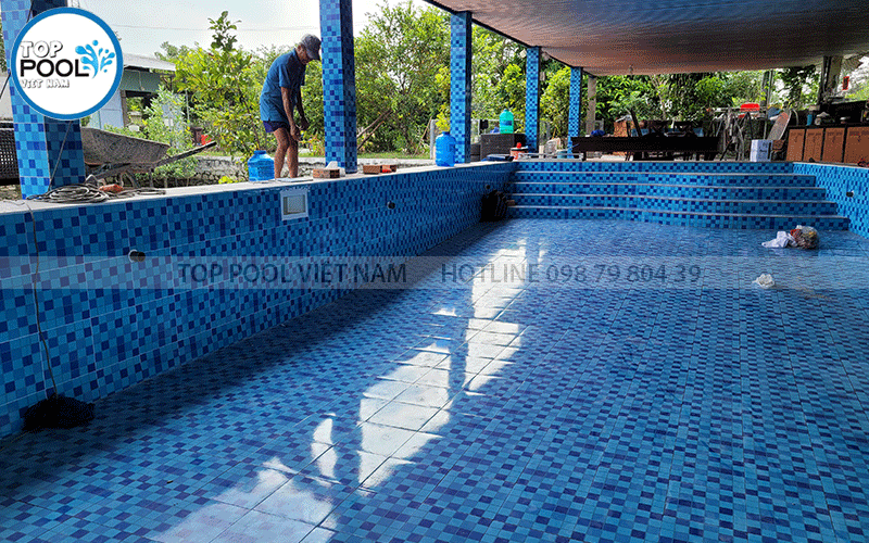 hồ bơi trong nhà ốp gạch