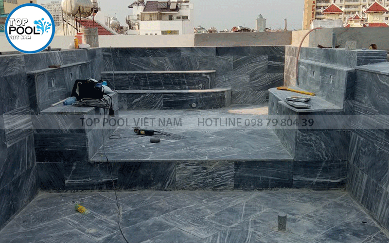 hồ jacuzzi nằm trong hồ bơi