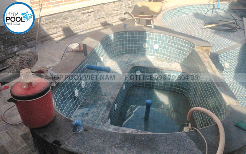 hồ jacuzzi trong hồ bơi