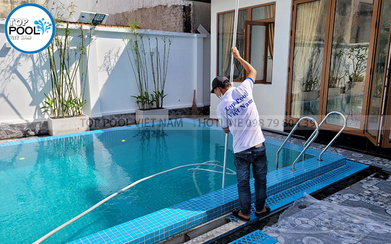 Hút vệ sinh đáy hồ bơi