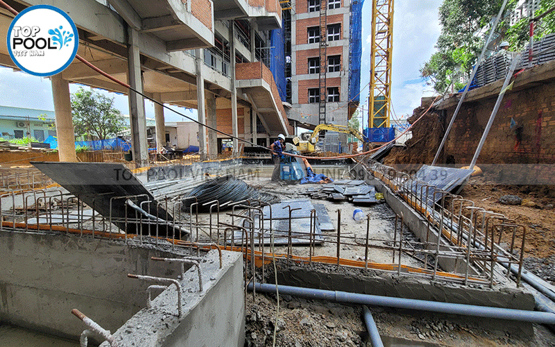 quá trình xây dựng hồ bơi trường học