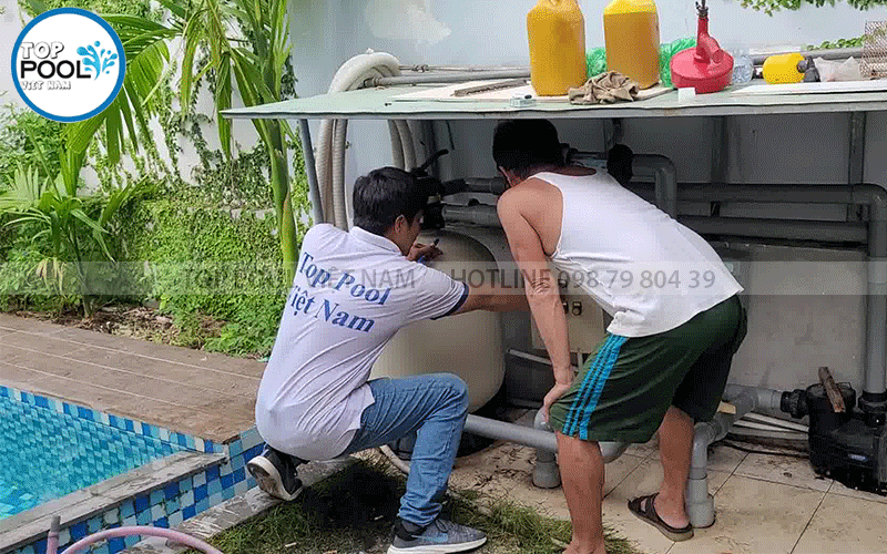 kiểm tra bình lọc nước hồ bơi