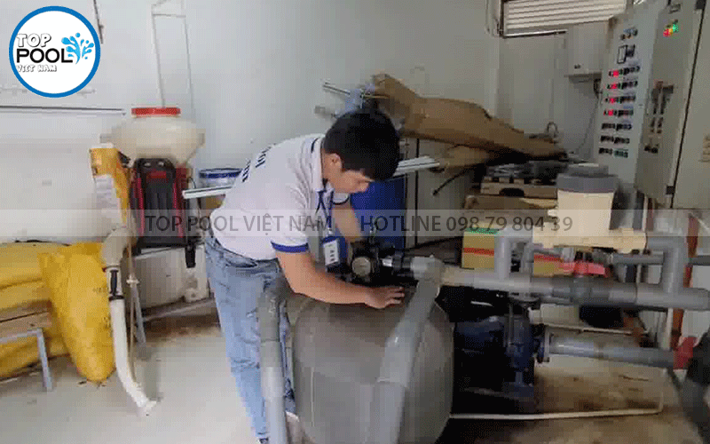 Kiểm tra thiết bị lọc nước hồ bơi
