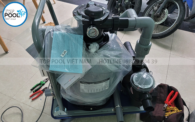 lắp đặt bộ hút vệ sinh hồ bơi