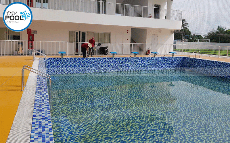 lắp đặt bụt nhảy hồ bơi trường học