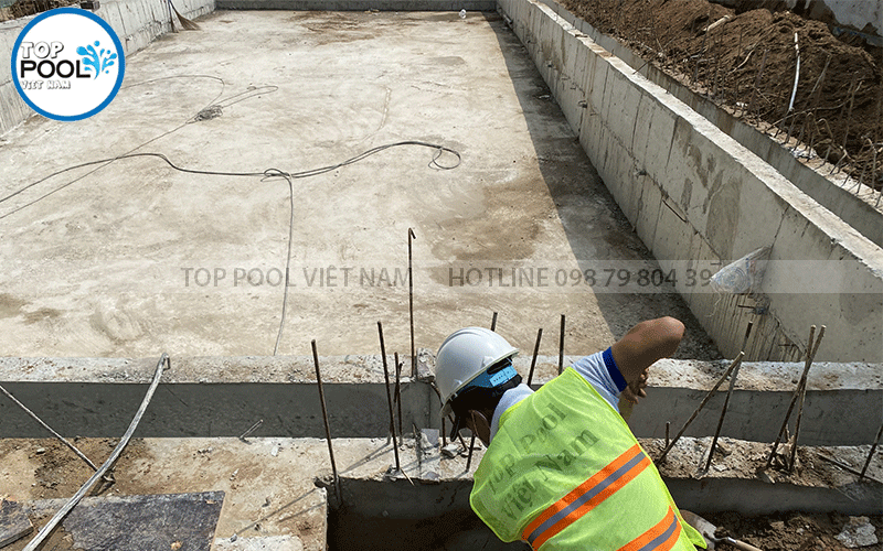 đào đất kết nối ống hồ bơi