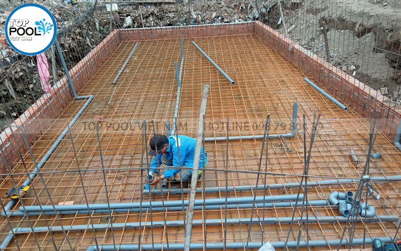 lắp đặt đường ống bể bơi