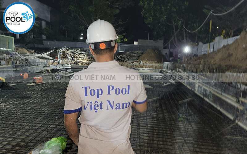 lắp đặt ống chờ cho hồ bơi