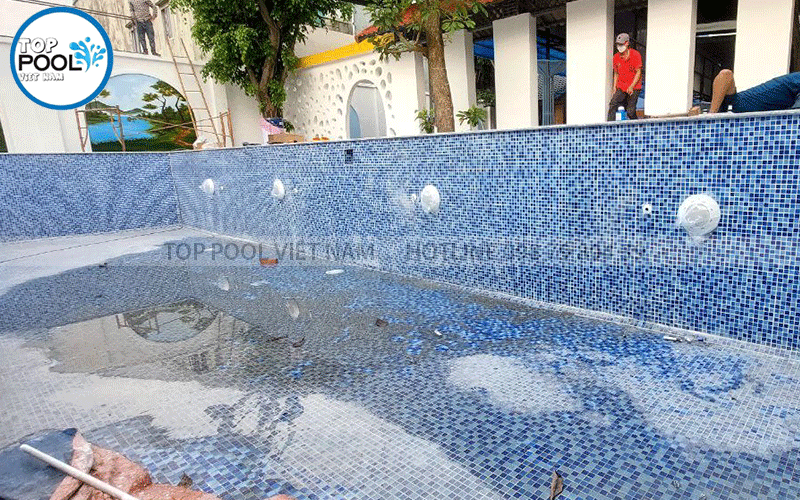 lắp đèn hồ bơi trẻ em