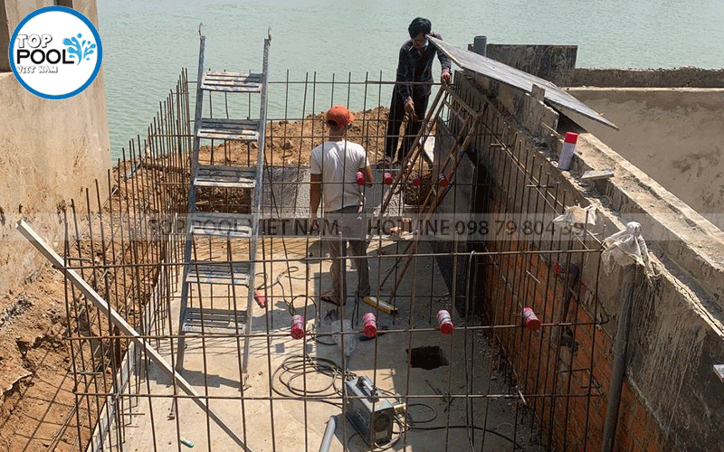 lắp ống chờ phòng máy hồ bơi