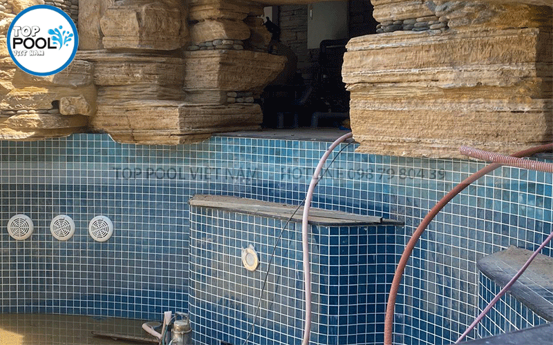 lắp đặt thu nước đáy hồ bơi