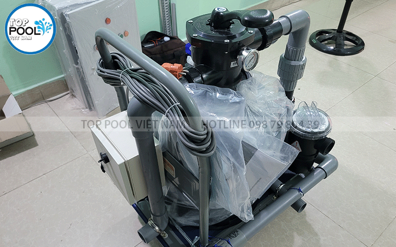 máy hút cặn bể bơi