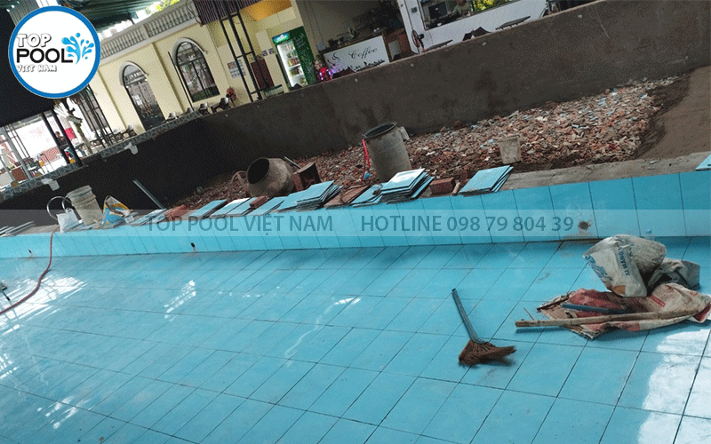 tiến hành ốp gạch hồ bơi công cộng