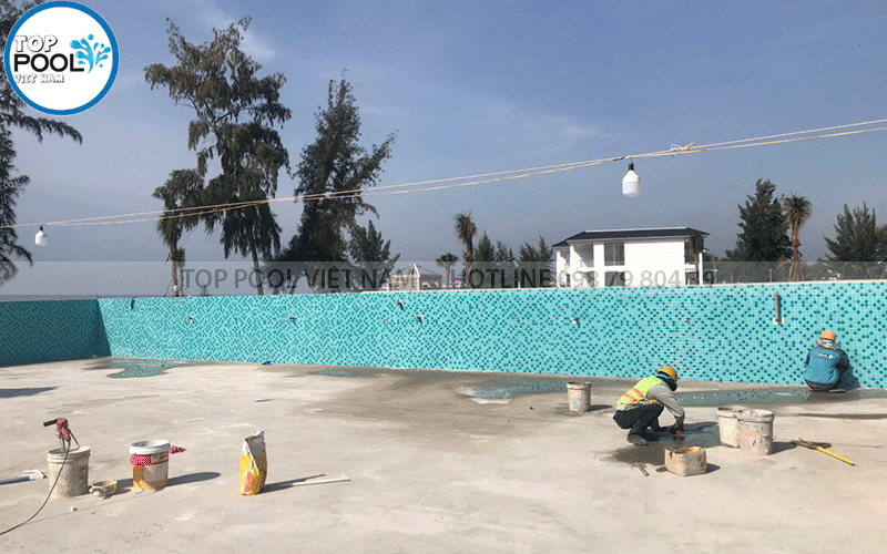 ốp gạch hồ bơi khách sạn