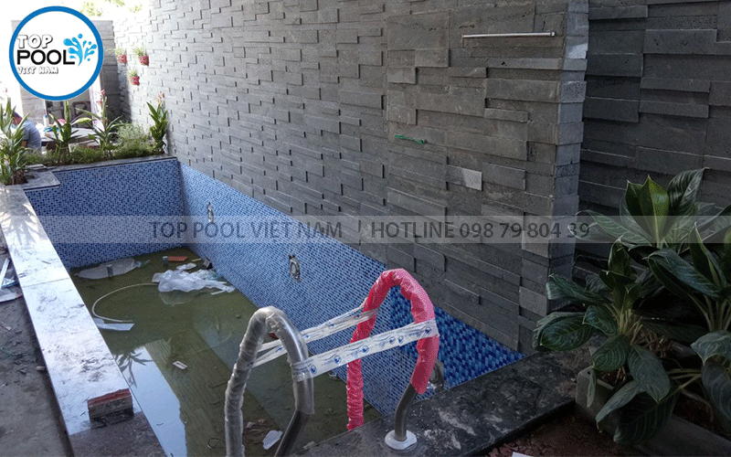 ốp gạch hồ bơi mini gia đình