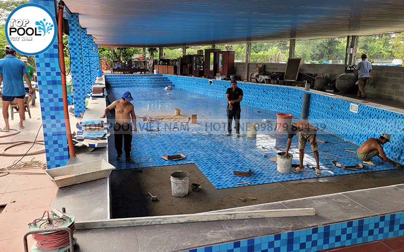 ốp gạch hồ bơi trong nhà
