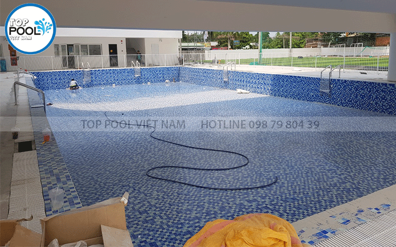 ốp gạch hồ bơi trường học