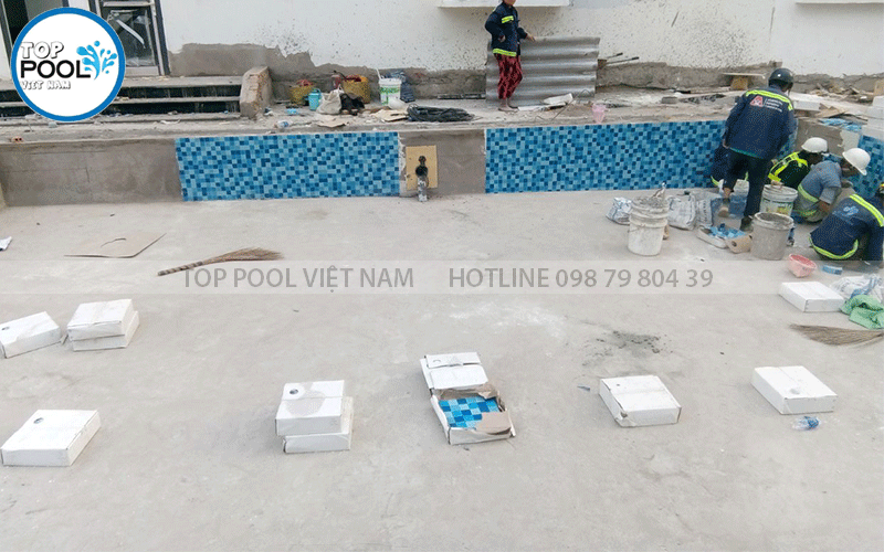ốp gạch hồ bơi trường