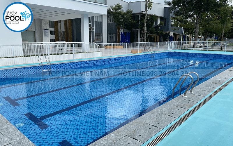 ốp gạch hoàn thiện hồ bơi trường học