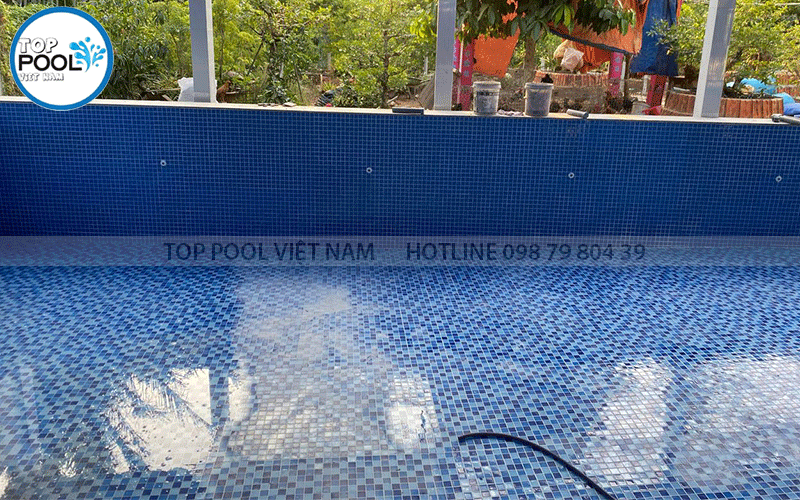ốp gạch mosaic hồ bơi