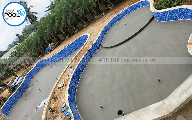 ốp gạch mosaic hồ bơi gia đình