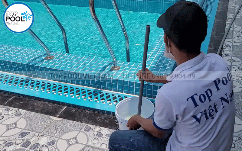 pha trộn hóa chất xử lý nước hồ bơi