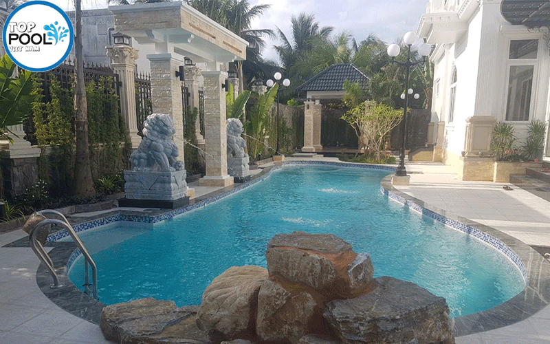 vòi phun nước trong hồ bơi