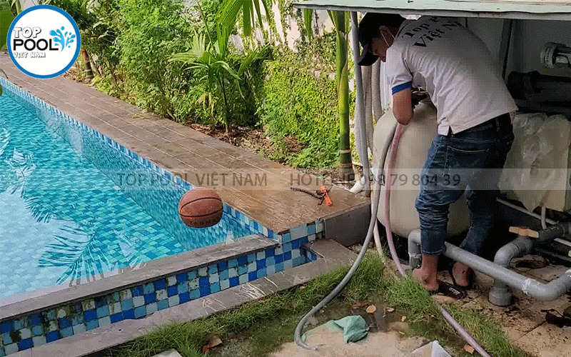 thay cát sỏi bình lọc nước hồ bơi