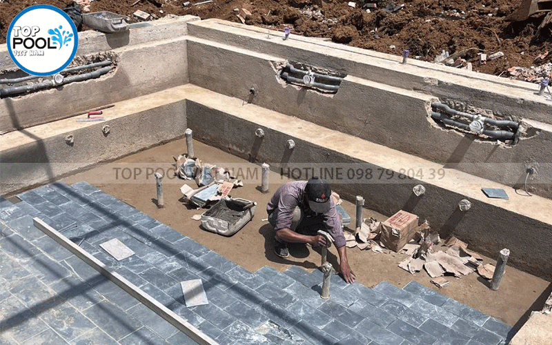 thi công dán đá hồ bơi mini cho bé