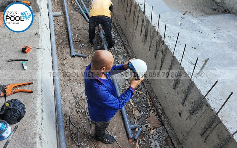 thi công đường ống hồ bơi