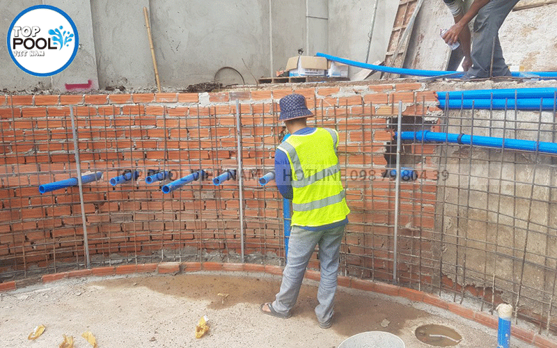 thi công đường ống hồ bơi