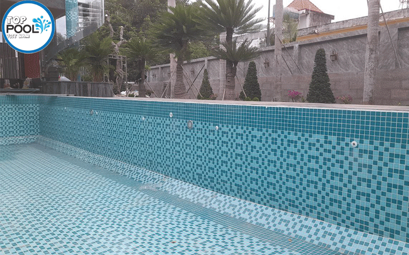 hồ bơi trong giai đoạn hoàn thiện