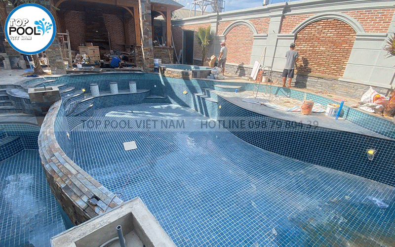 thi công ốp gạch hồ bơi