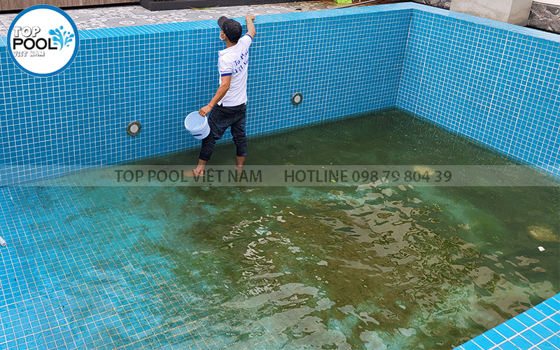 kiểm tra và vệ sinh đèn hồ bơi