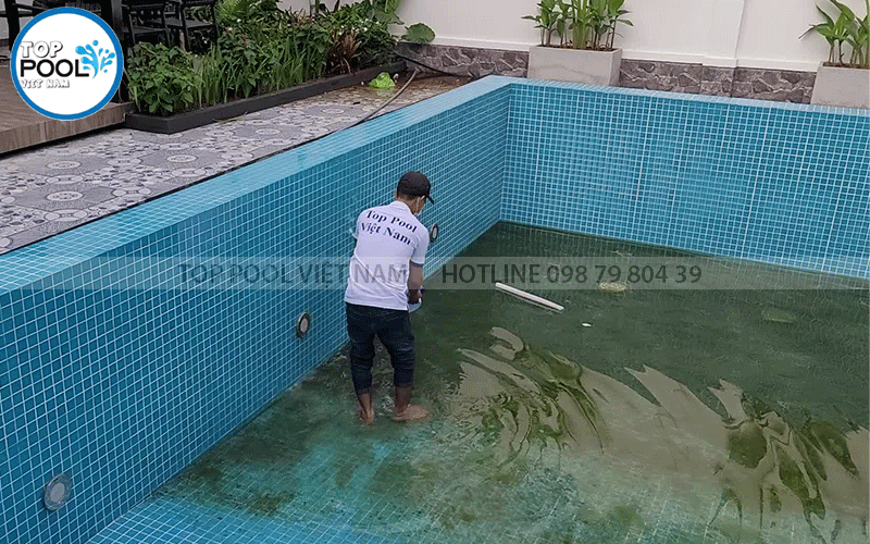 quá trình vệ sinh hồ bơi
