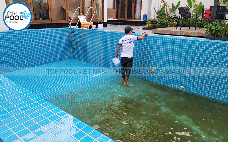 chà rửa vệ sinh hồ bơi