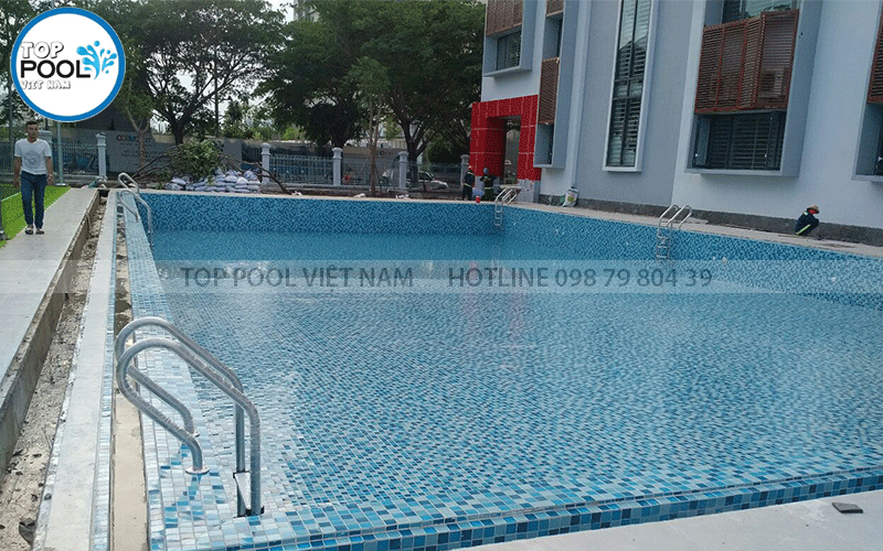 vệ sinh hồ bơi trường học