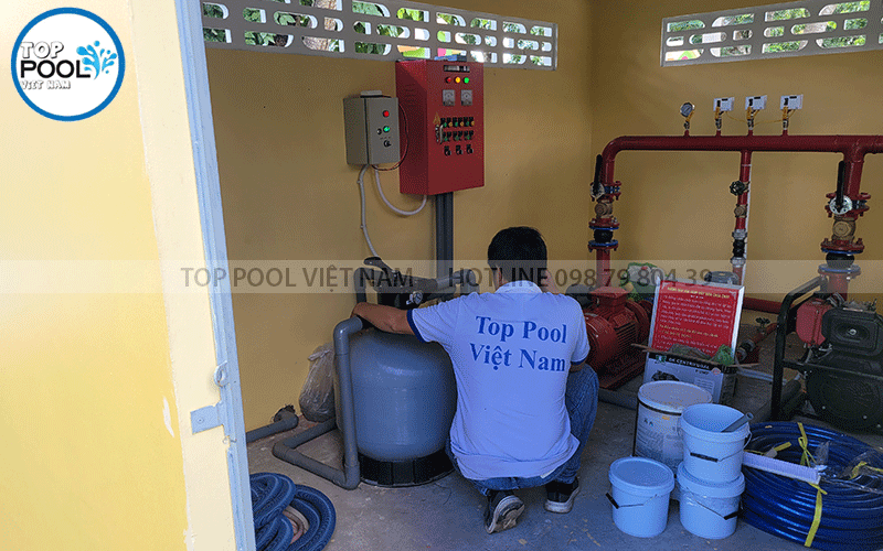 kiểm tra máy lọc nước hồ bơi