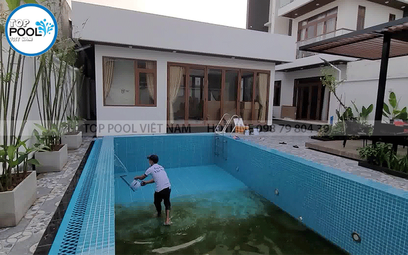 hình ảnh vệ sinh tường và các thiết bị phụ kiện hồ bơi