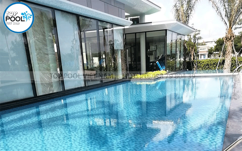 dán gạch hồ bơi công cộng